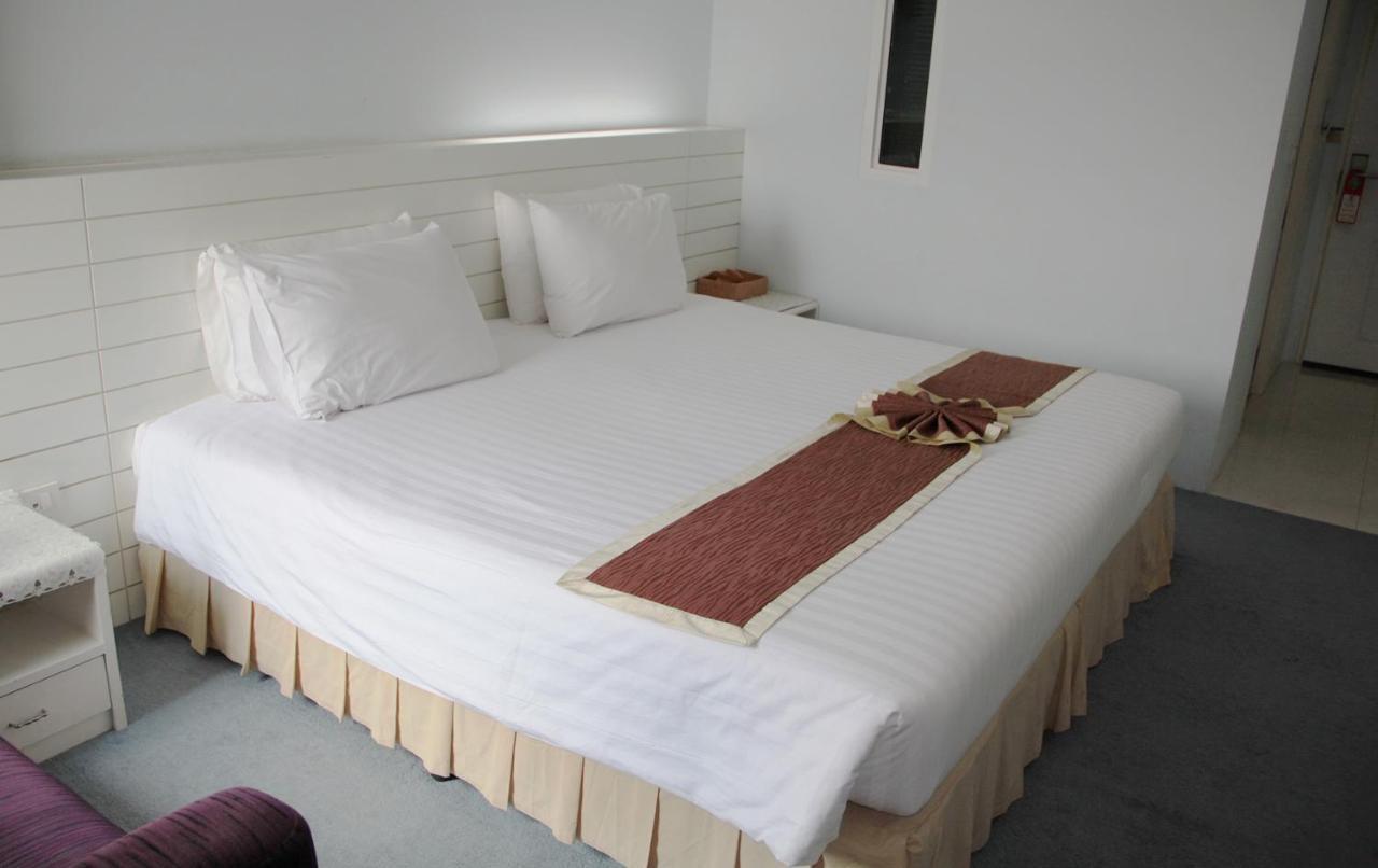 V Verve Service Apartment Hotel Чаченгсау Екстер'єр фото