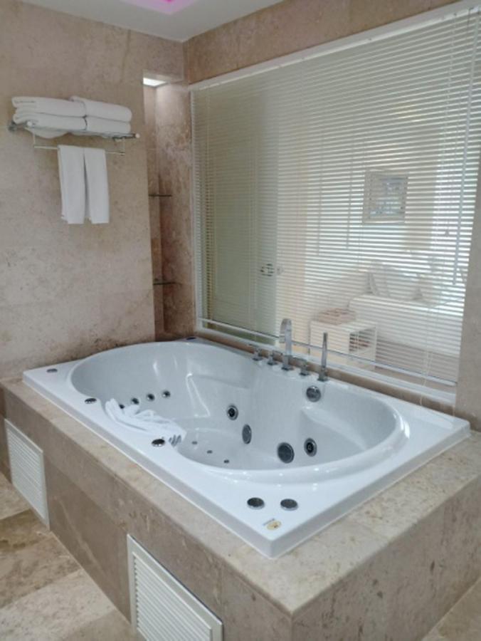 V Verve Service Apartment Hotel Чаченгсау Екстер'єр фото