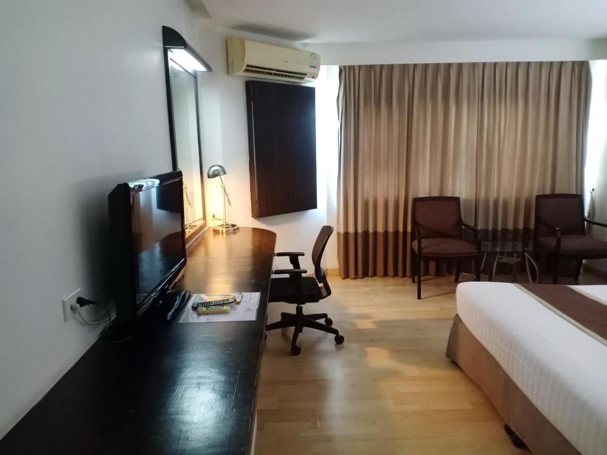 V Verve Service Apartment Hotel Чаченгсау Екстер'єр фото