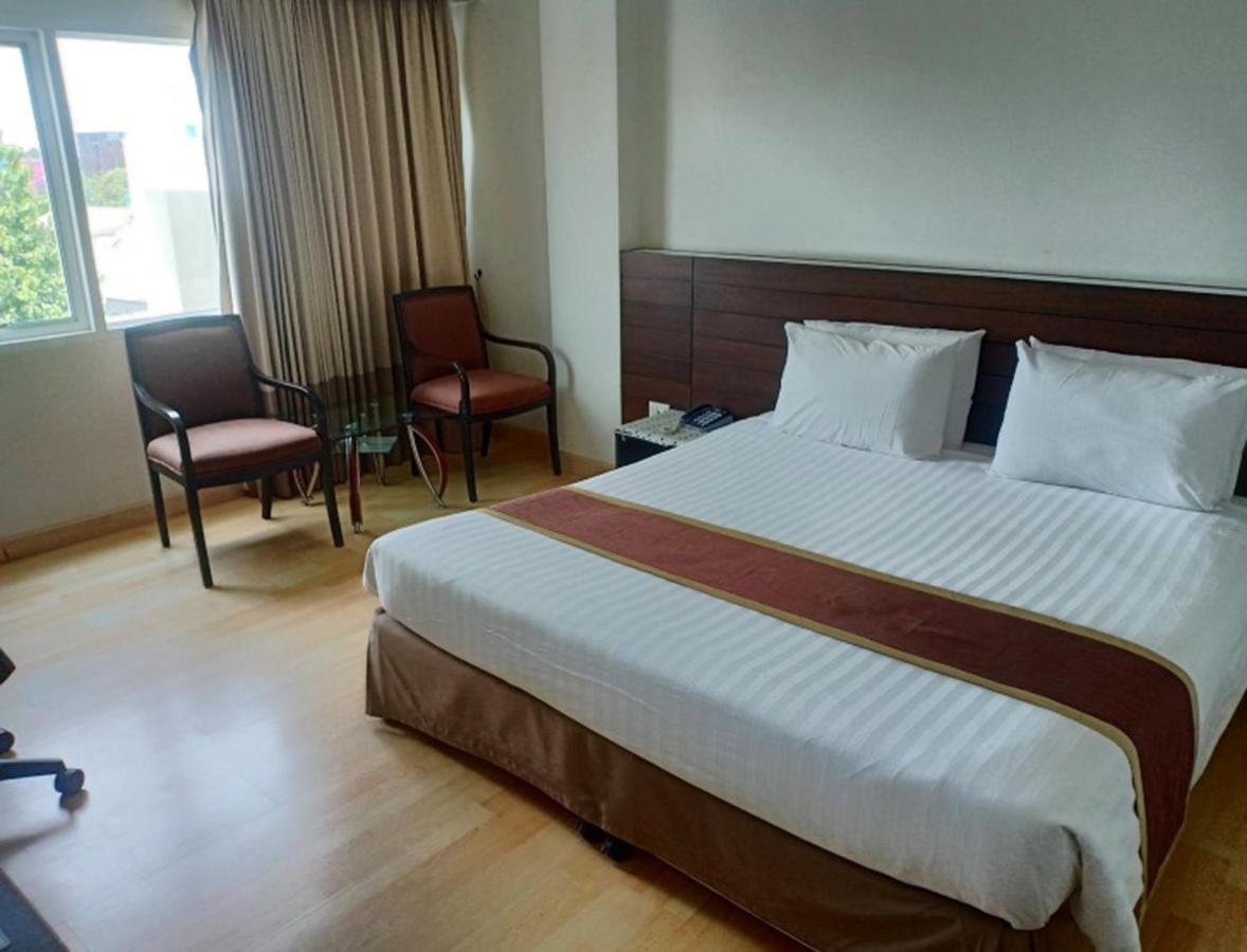 V Verve Service Apartment Hotel Чаченгсау Екстер'єр фото