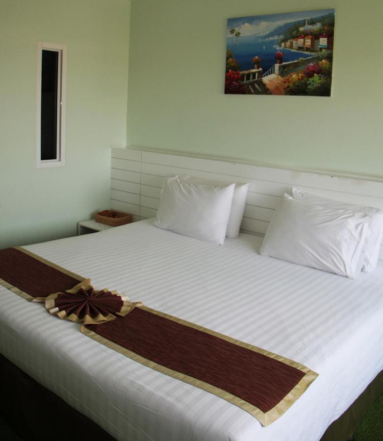 V Verve Service Apartment Hotel Чаченгсау Екстер'єр фото