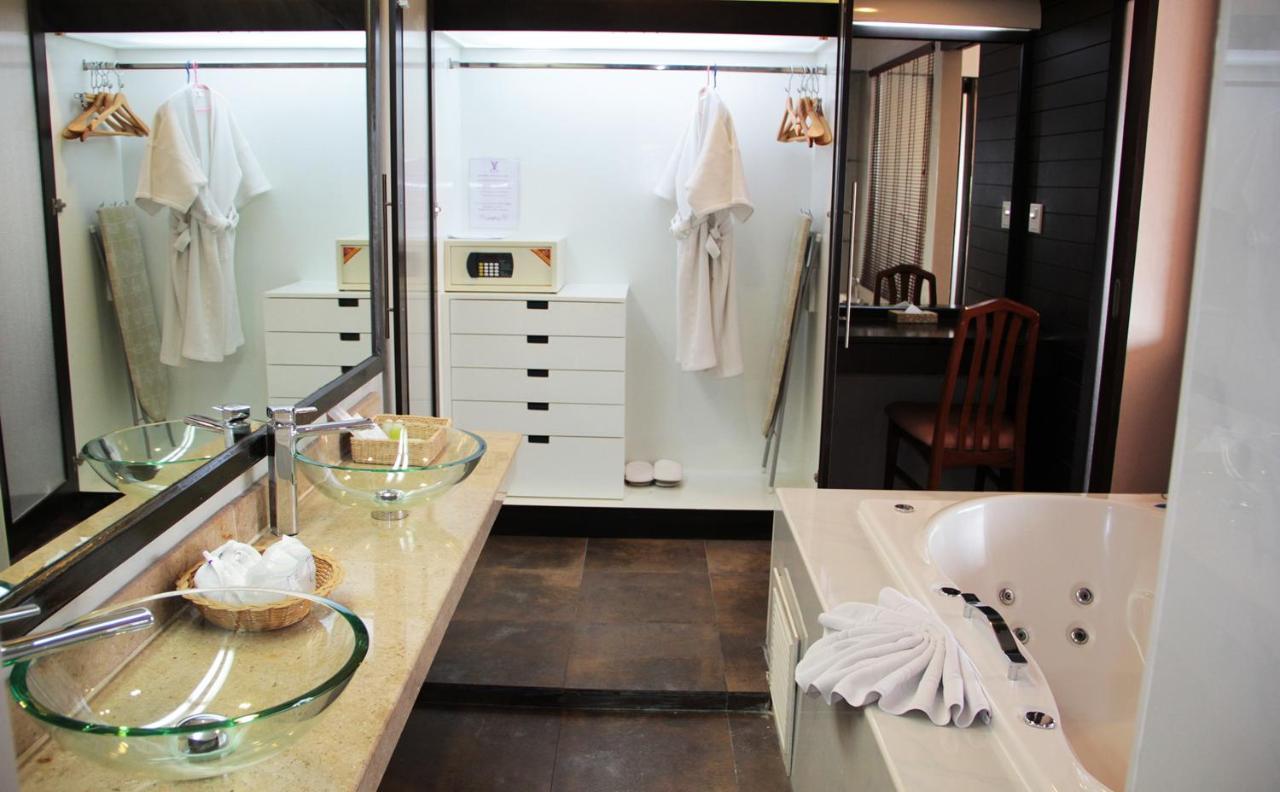 V Verve Service Apartment Hotel Чаченгсау Екстер'єр фото