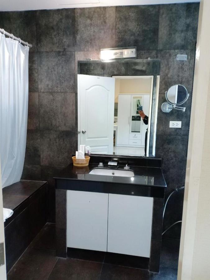 V Verve Service Apartment Hotel Чаченгсау Екстер'єр фото