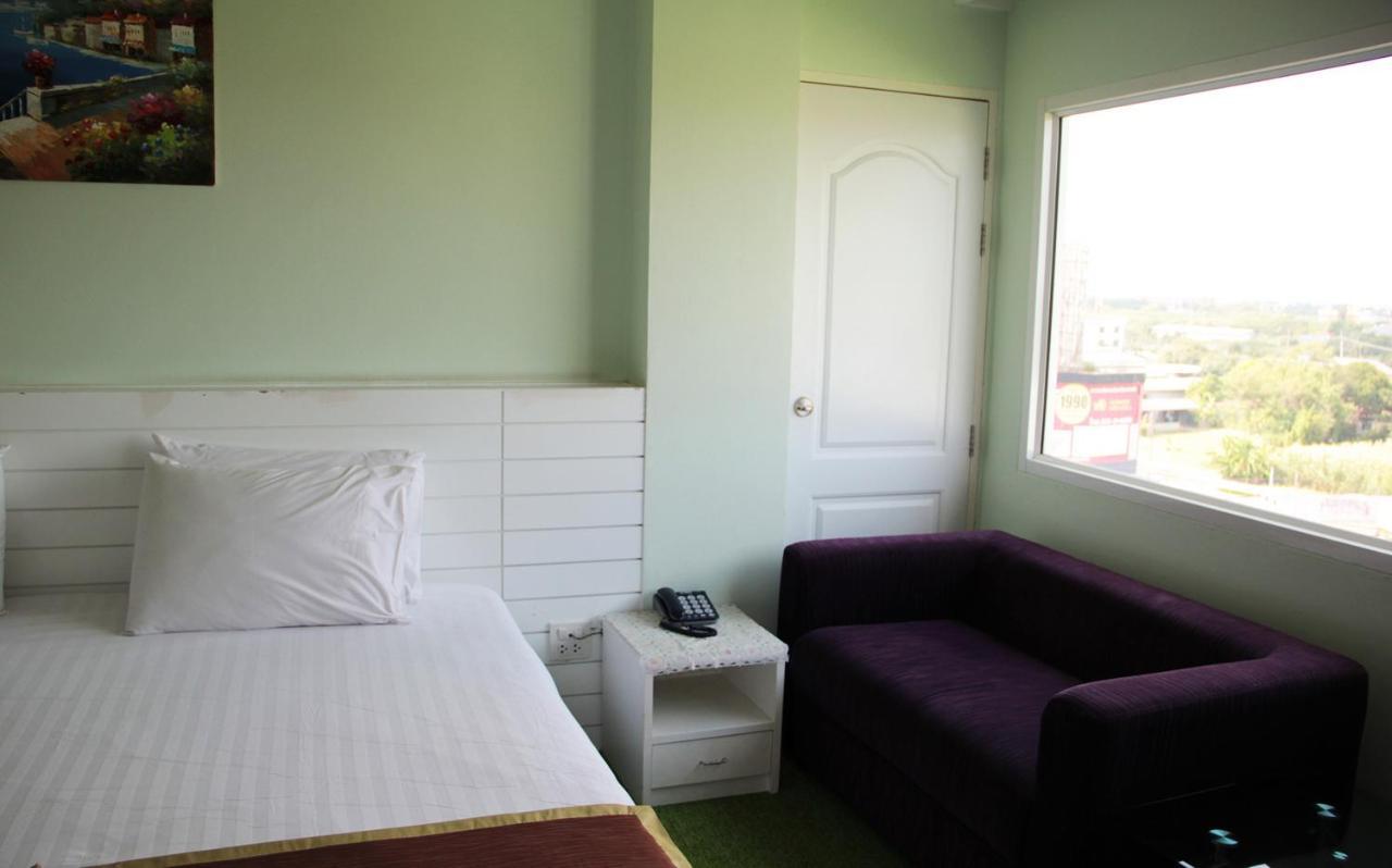 V Verve Service Apartment Hotel Чаченгсау Екстер'єр фото