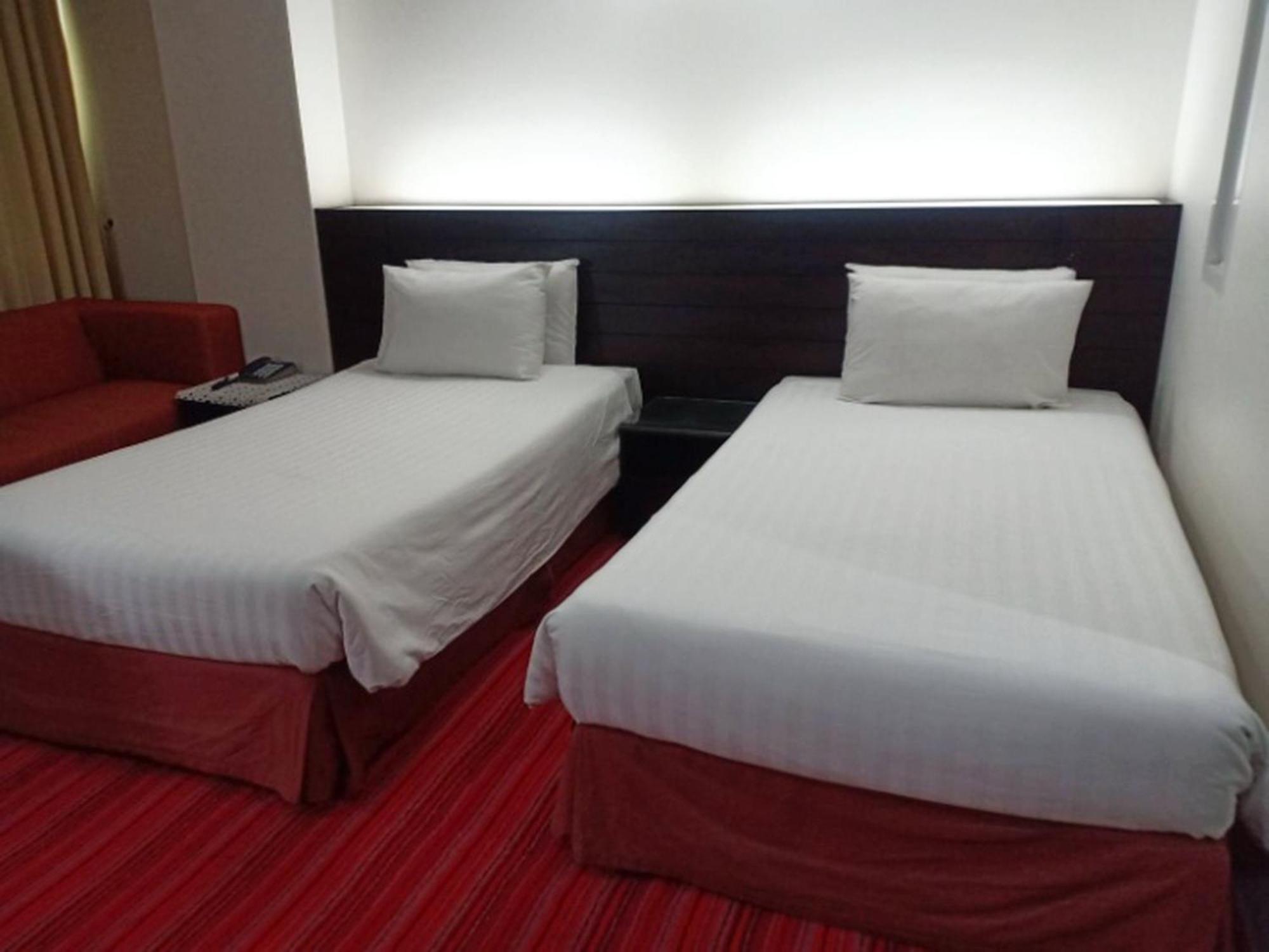V Verve Service Apartment Hotel Чаченгсау Екстер'єр фото